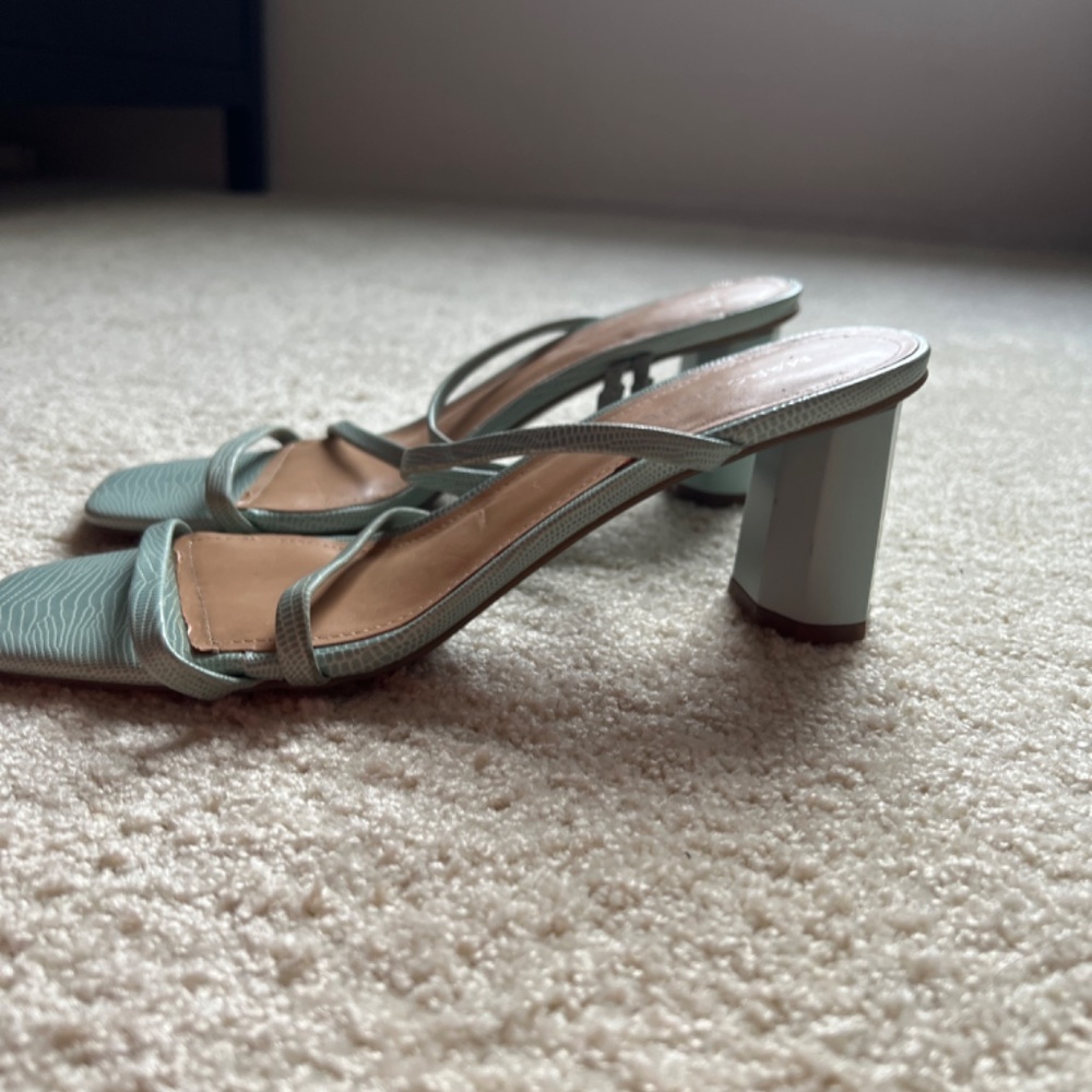 Heels - Picture 2 of 3